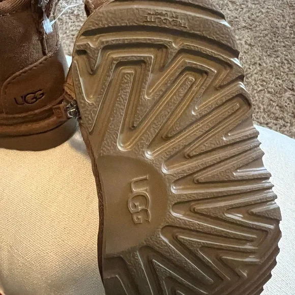 UGG Brown Boots with Soft Suede Material and Ankle Height - Picture 7 of 9